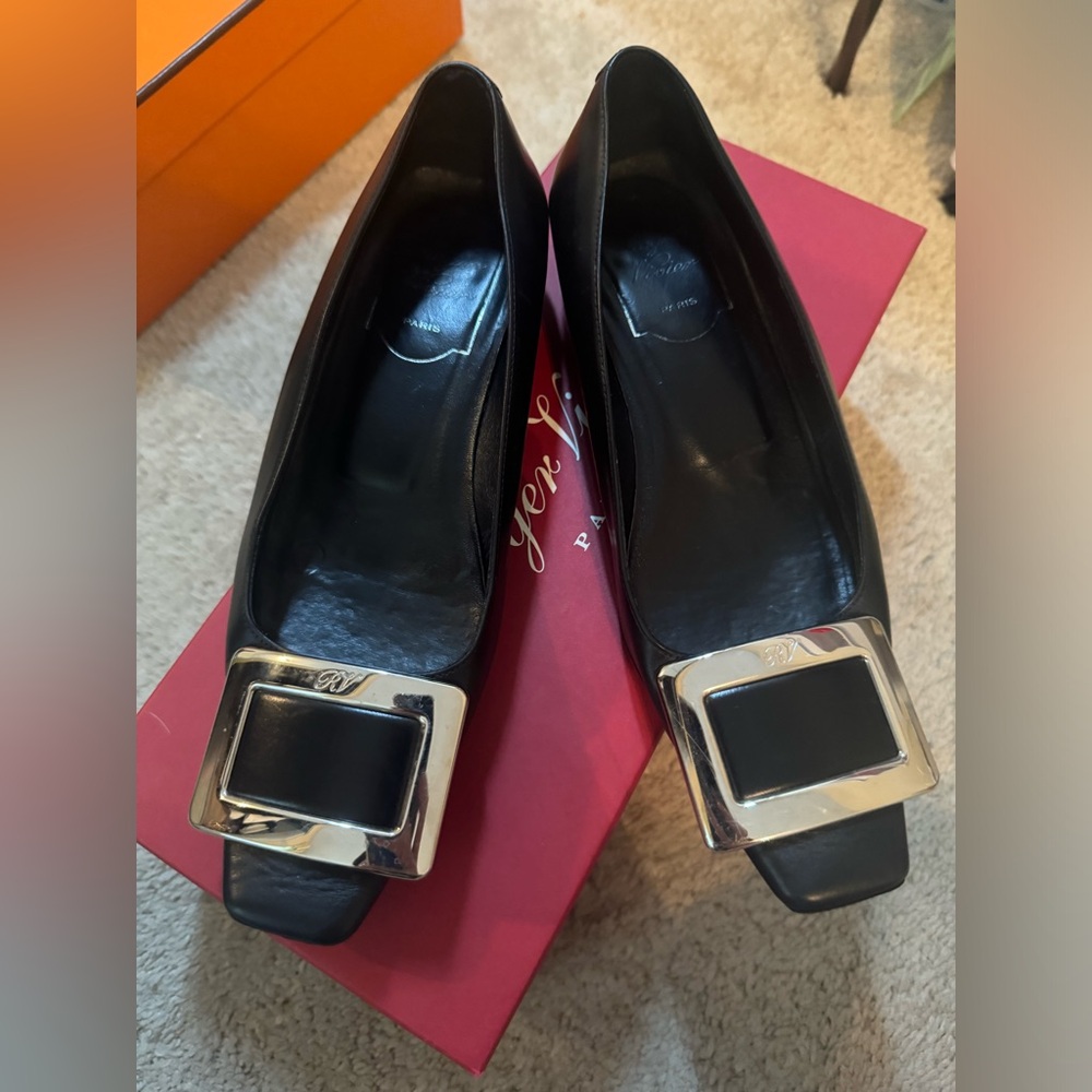 Roger vivier navy heels